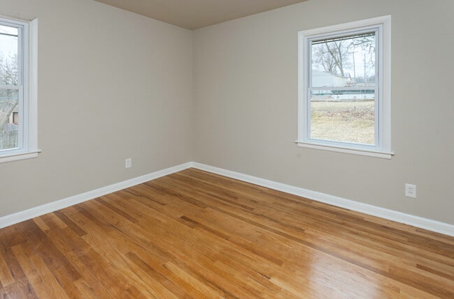 Building Photo - Spacious 4 bedroom 2 bathroom home