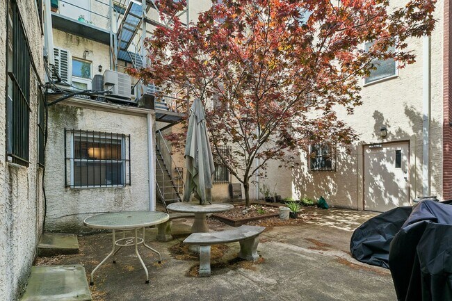 Building Photo - Well-maintained 2-bedroom, 1-bath bi-level apartment | Washington Square West