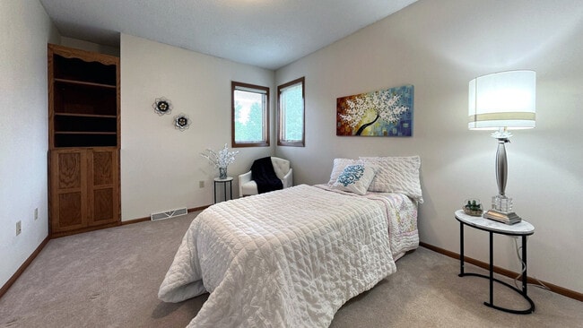 Building Photo - 720 N 16th Ave