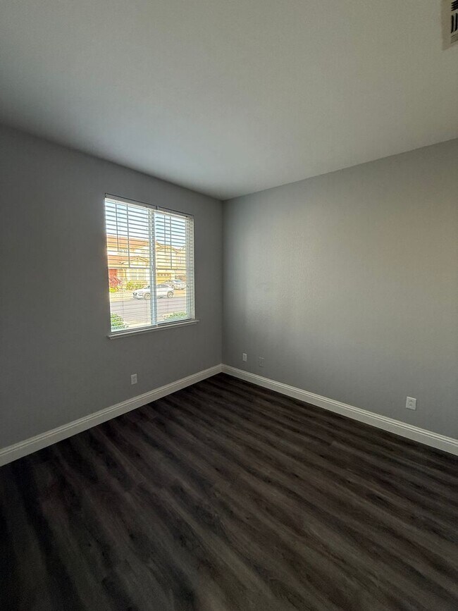 Building Photo - Corner Lot