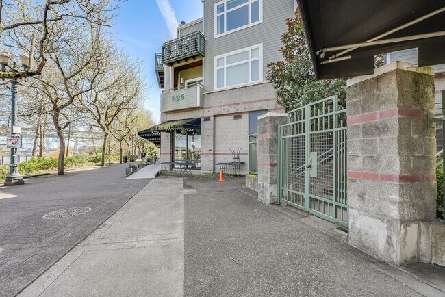 Building Photo - 205 SW Montgomery St