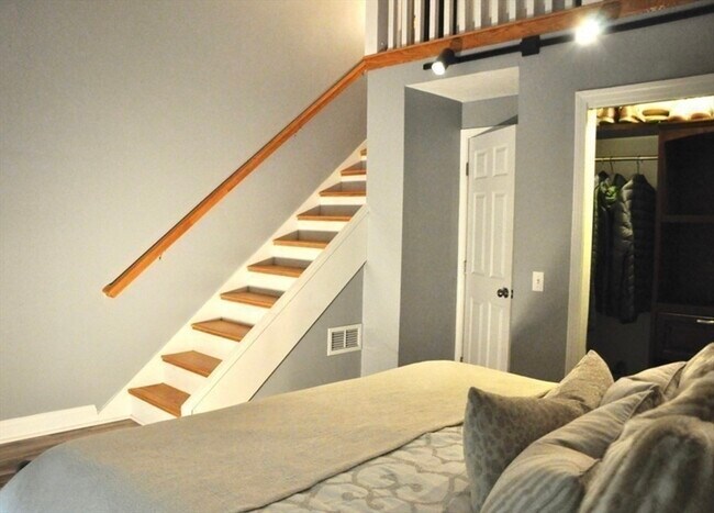 Building Photo - 326 Sterling St