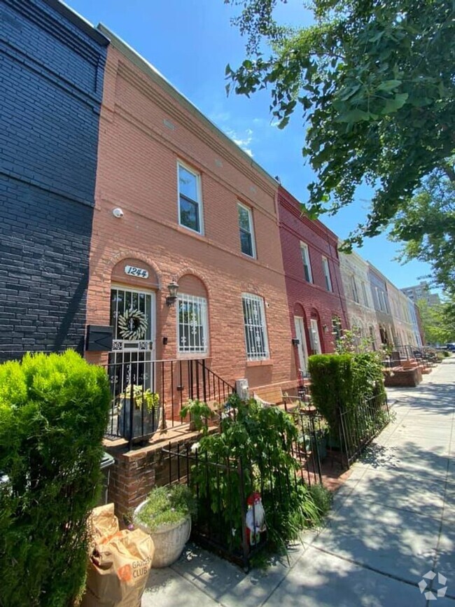 Building Photo - Lovely 3 Bedroom Townhouse in Southwest Wa...