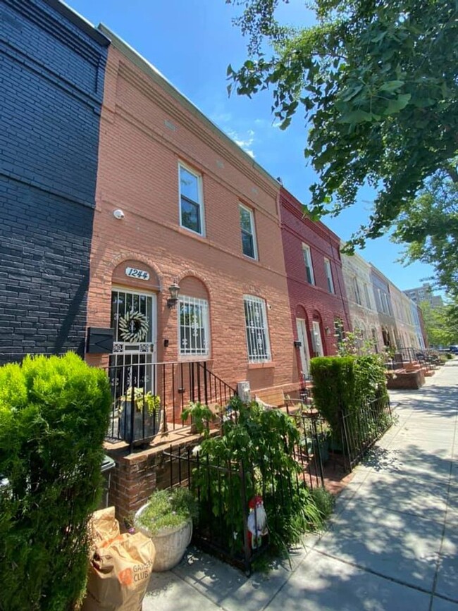 Primary Photo - Lovely 3 Bedroom Townhouse in Southwest Wa...
