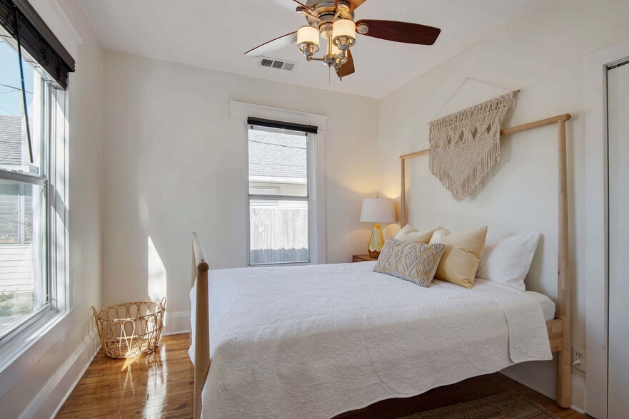 Building Photo - 108 E Flora St