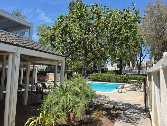 Building Photo - 3340 E Collins Ave