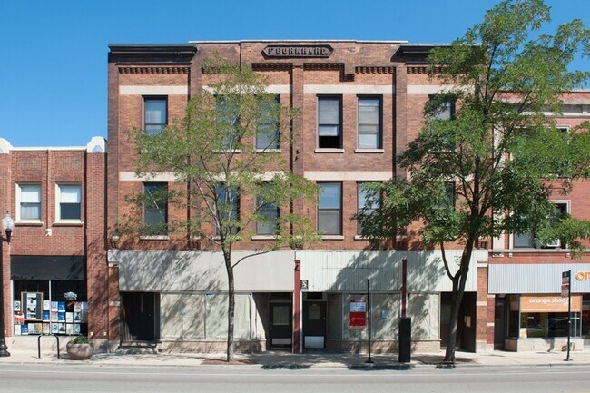 Building Photo - Spacious 4 Bed 3 Bath located in the North Center area