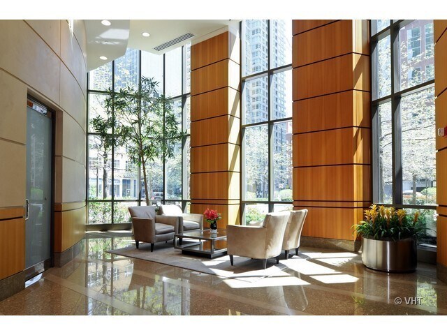 Building Photo - 400 N La Salle Dr