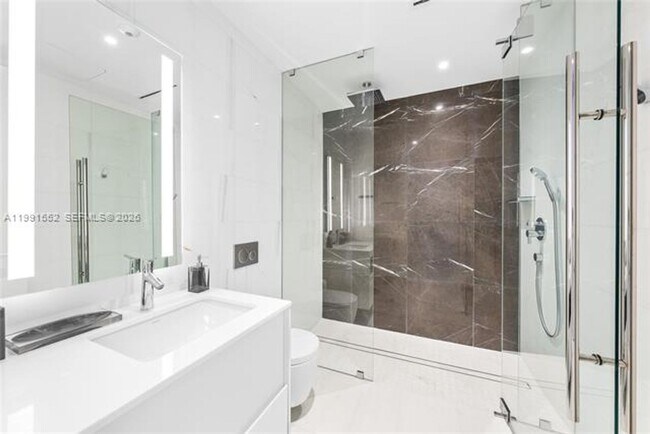 Building Photo - 300 Biscayne Blvd Way