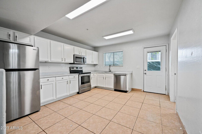 Building Photo - 5010 N 22nd Ave