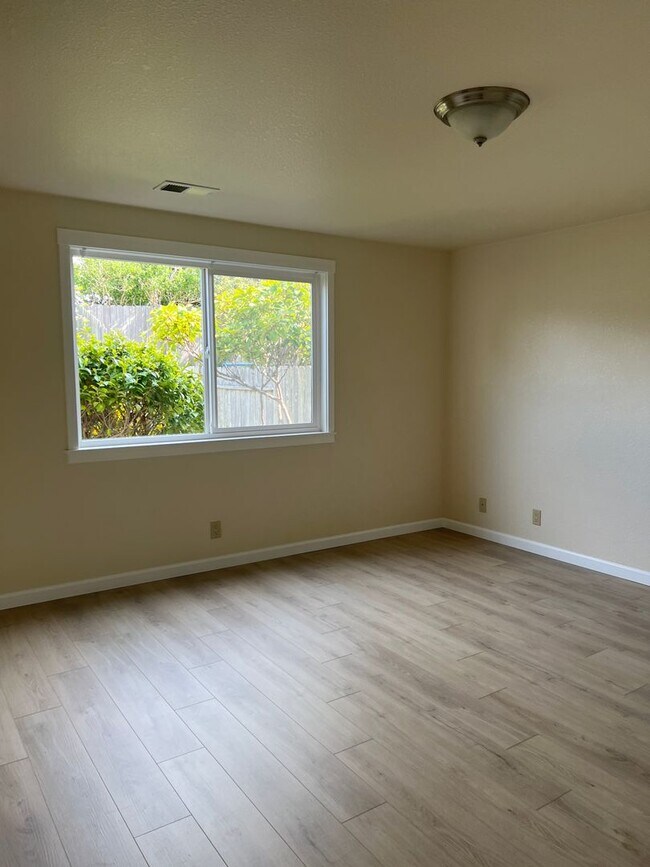 Building Photo - Mckinleyville 2 Bedroom Duplex