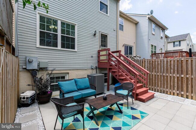Building Photo - Stylish and Spacious Townhome with Open Floor Plan and Updated Kitchen