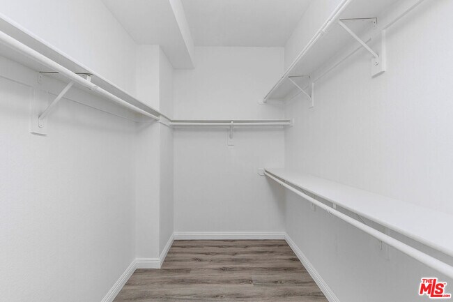 Building Photo - 9800 Vidor Dr