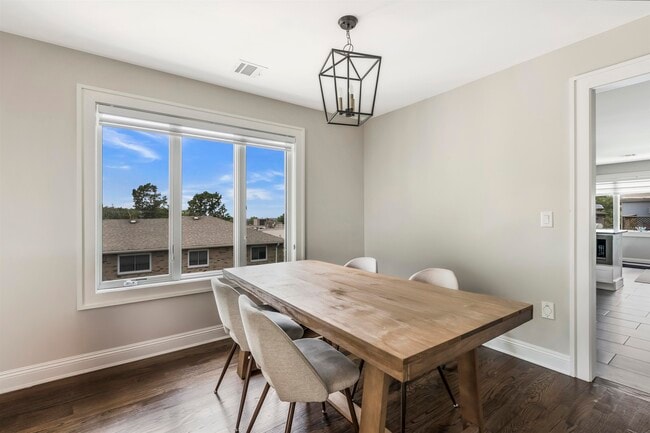 Building Photo - 499 Sunset Terrace