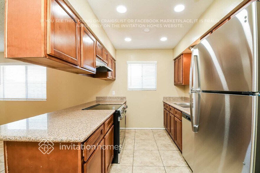 Building Photo - 429 E 10th Dr