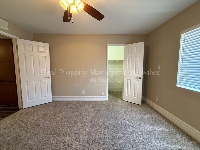Building Photo - 3825 E Camelback Rd