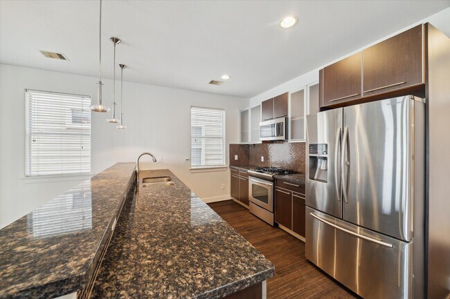 Building Photo - 3041 Clinton Dr