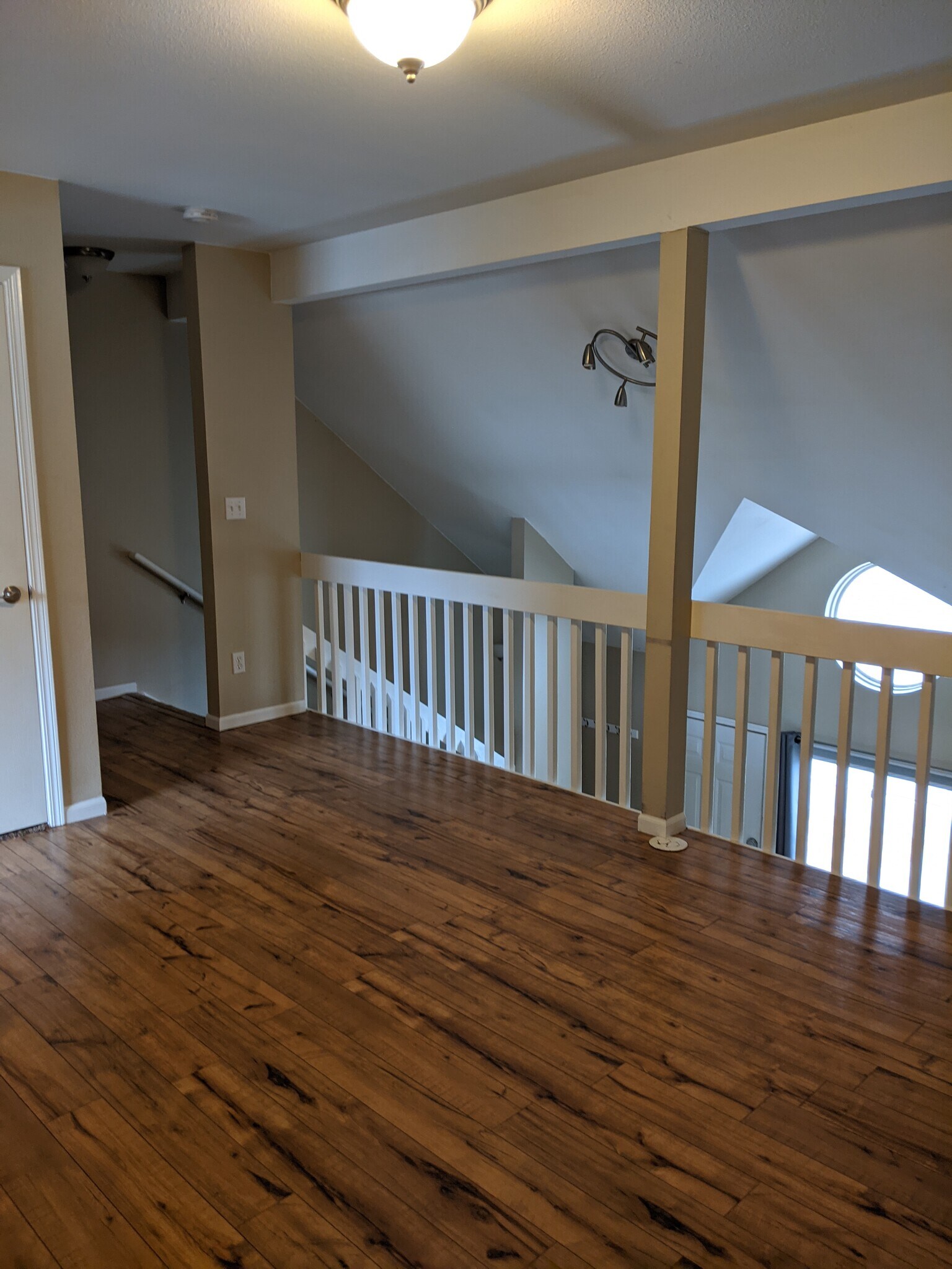 Upstairs landing / live/work area - 2929 Ross Dr