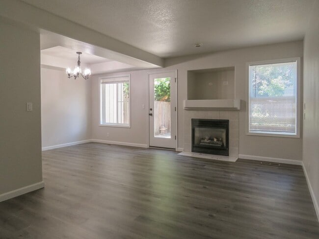 Building Photo - Updated Interior ! Spacious 2 Bedroom 2.5 ...