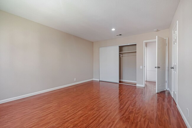 Building Photo - BEAUTIFUL REMODELED TWO STORY TOWNHOME IN ...