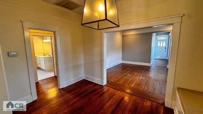 Building Photo - HUGE 9 bedroom house just a few blocks fro...