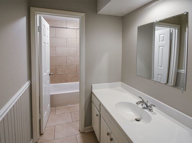 Building Photo - Great updated 4 bed, 2 bath home northeast of Memphis near Covington Pike.