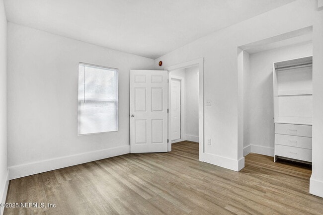 Building Photo - 1714 Brookview Dr S