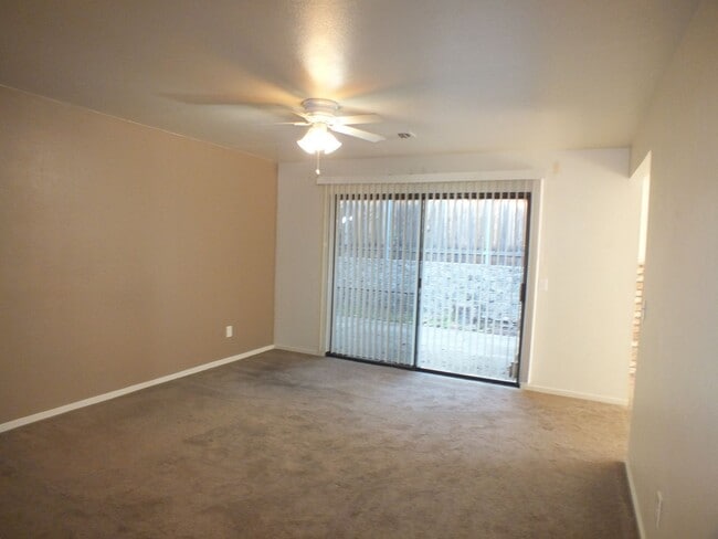 Building Photo - Rescue duplex 2/2 home with garage and fen...