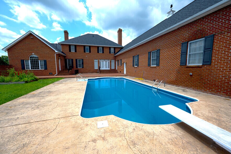 Fully Enclosed Pool - 1495 Merrimans Ln