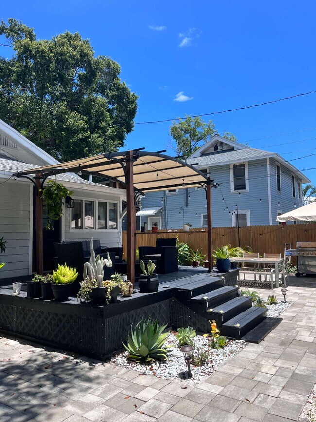 Building Photo - "Charming 2-Bed, 2-Bath Gem in the Heart of St. Petersburg – 1100 Sq. Ft. of Comfort!"