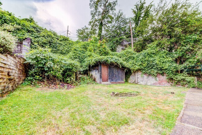 Building Photo - 2400 Mission St