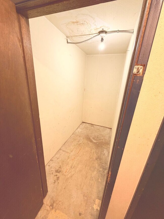 Building Photo - 2bed/1 Bath Second Level Unit on Near SE Powell/Ross Island Bridge