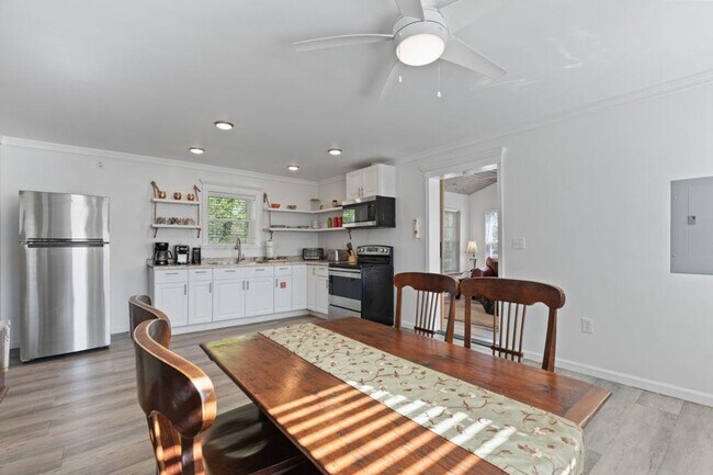 Building Photo - 1308 Fredrick Ln