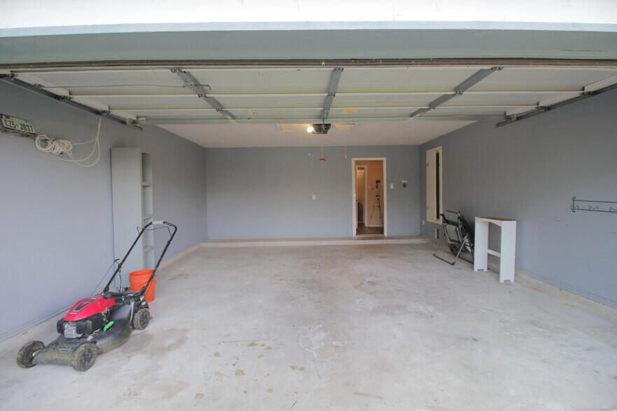 Building Photo - 133 Carolyns Way