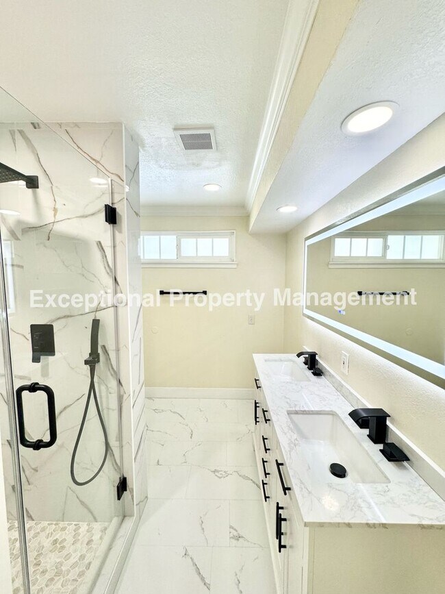 Building Photo - Ready to move in 4 bed 2 bath pool home!