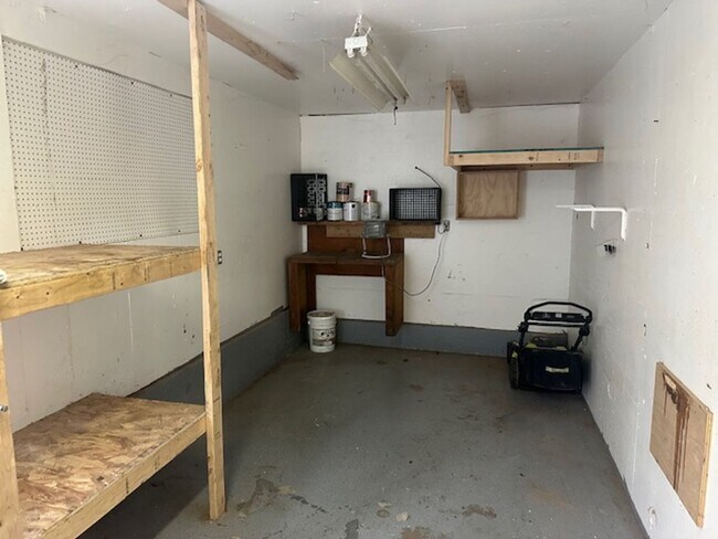 Building Photo - Lightly Updated 4 Bed Everett Home w/ Large Detached Garage/Workshop!