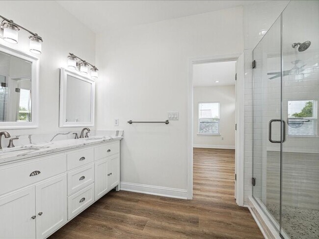 Building Photo - 915 E 37th St