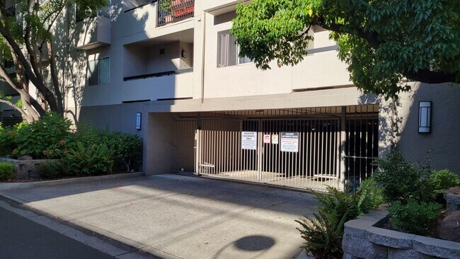 Building Photo - Spacious 1 Bedroom with great walking score