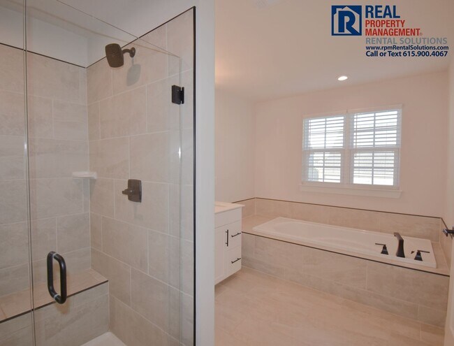 Building Photo - Amazing, modern and spacious home! 4 bd, 2...