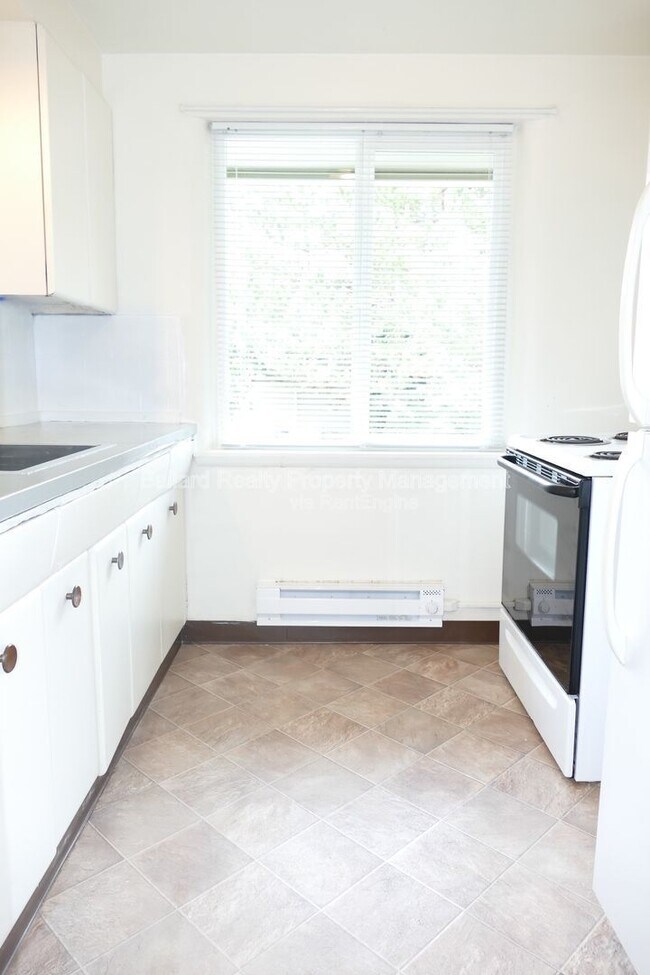 Building Photo - 4804 Terrace Dr NE