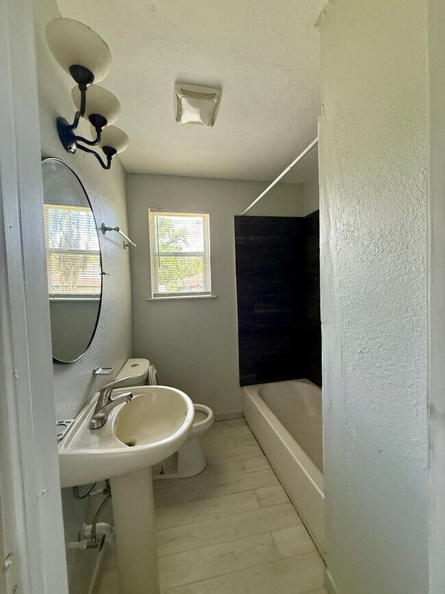 Building Photo - Great and Affordable 4 Bedroom 2 Bathroom House for Rent