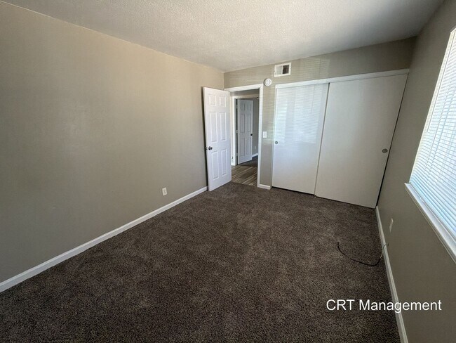 Building Photo - Spacious 3-Bedroom Condo with In-Unit Laundry – Convenient Aurora Location
