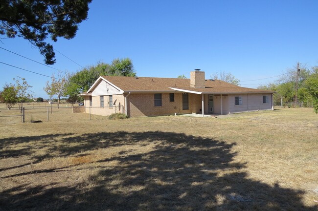 Building Photo - Updated 3-Bed Home on Nearly an Acre in Ki...