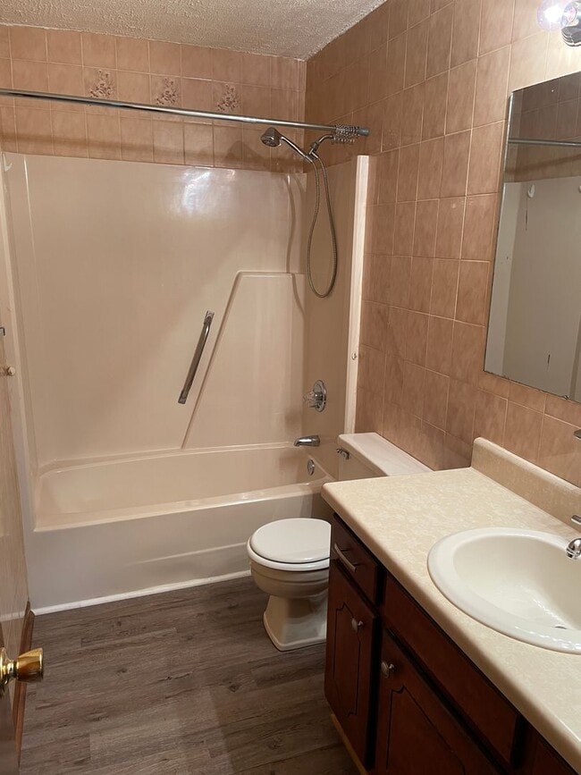Building Photo - 3 Bedroom / 2 Bath Ranch
