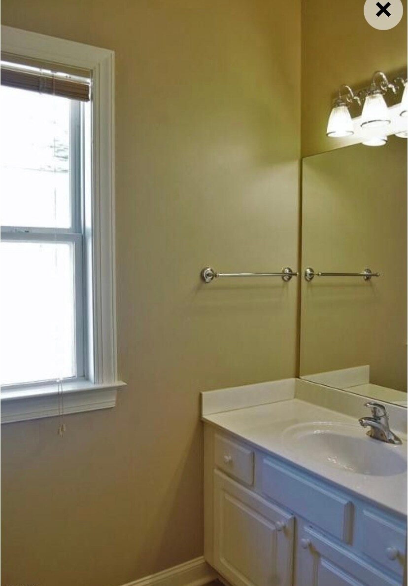 Building Photo - 8 Lagaree Ct