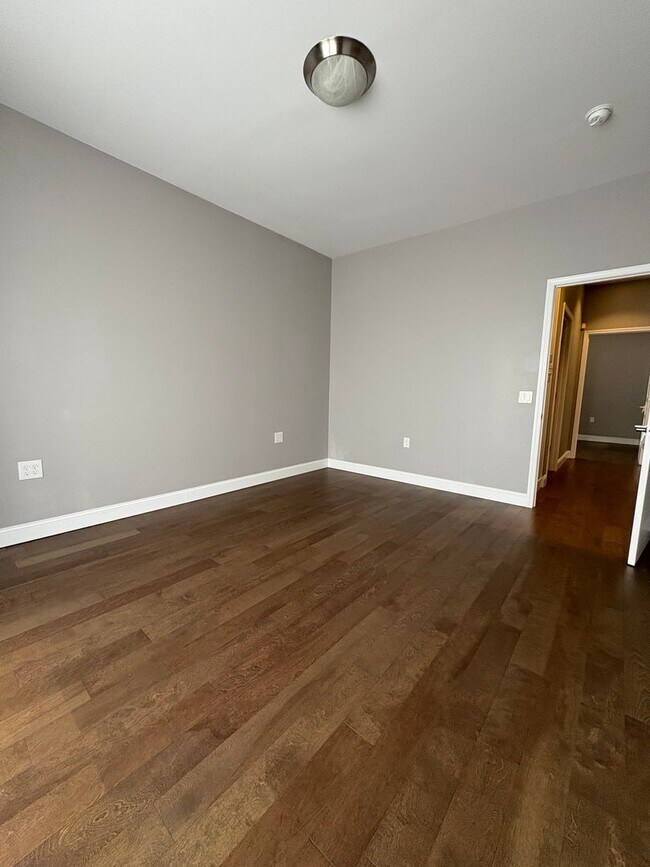 Building Photo - Welcome to your new home in the heart of S...