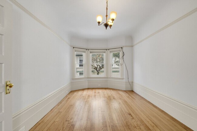 Building Photo - Large, pet friendly 2BR with hardwood floors and laundry in unit