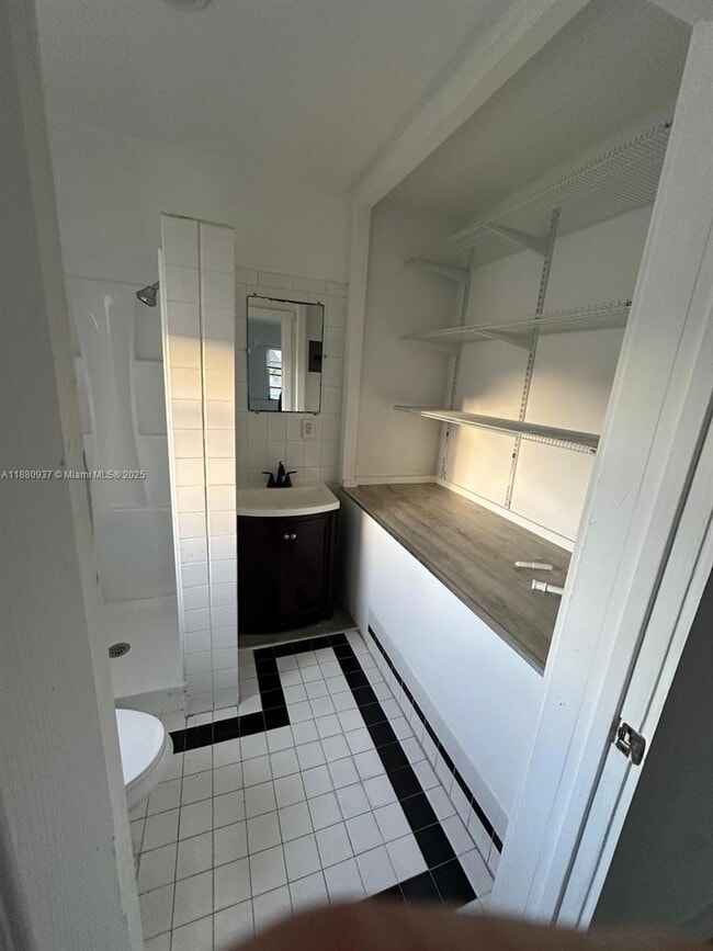 Building Photo - 1943 71st St