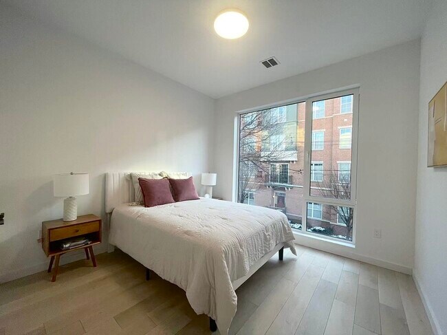 Building Photo - 425 3rd St