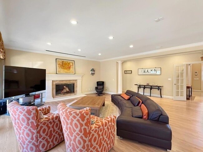 Building Photo - 1526 Hillview Dr